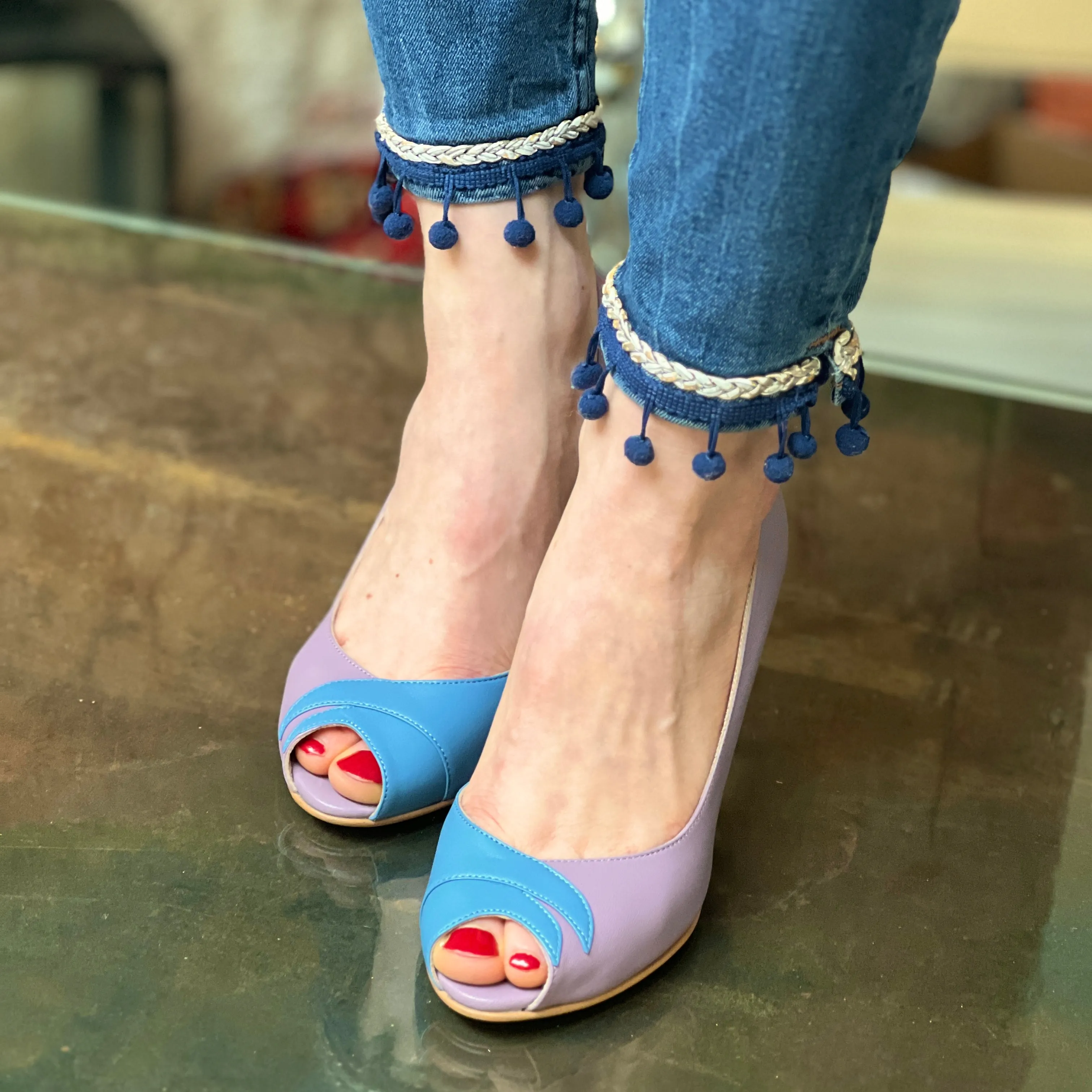 Elsa Malva decollete open toe aperta a lato con tacco 7 cm in nappa malva e azzurra artigianale