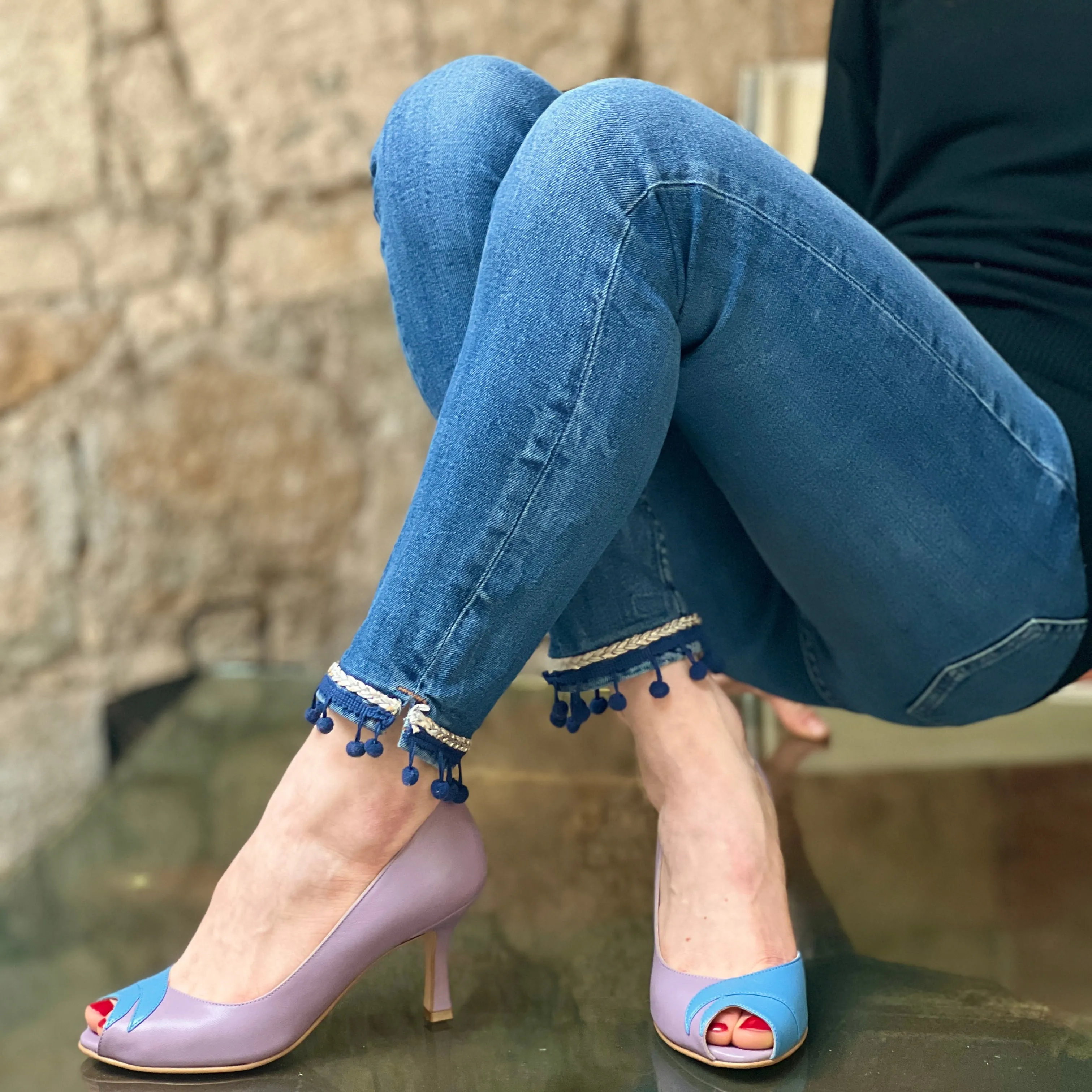 Elsa Malva decollete open toe aperta a lato con tacco 7 cm in nappa malva e azzurra artigianale