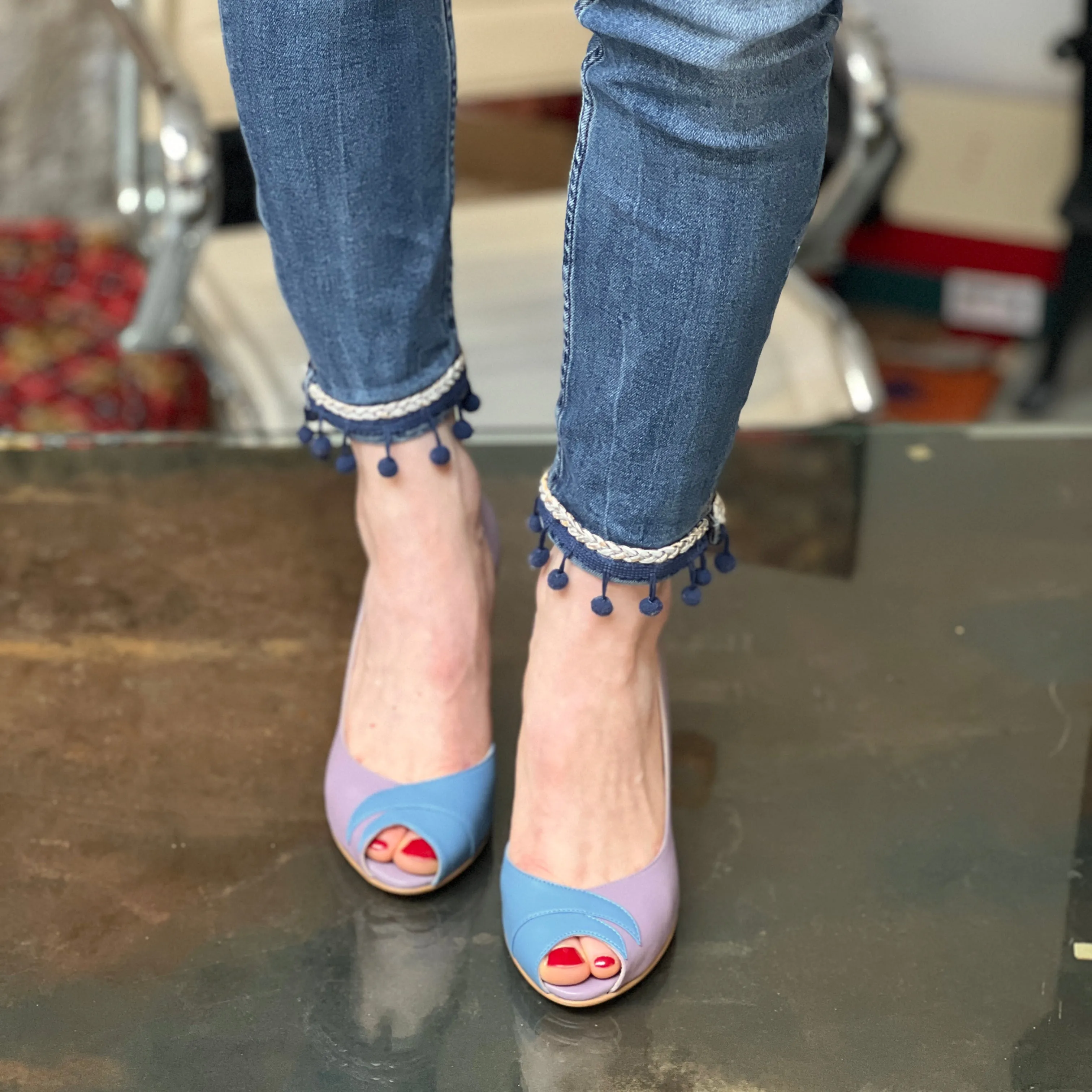 Elsa Malva decollete open toe aperta a lato con tacco 7 cm in nappa malva e azzurra artigianale