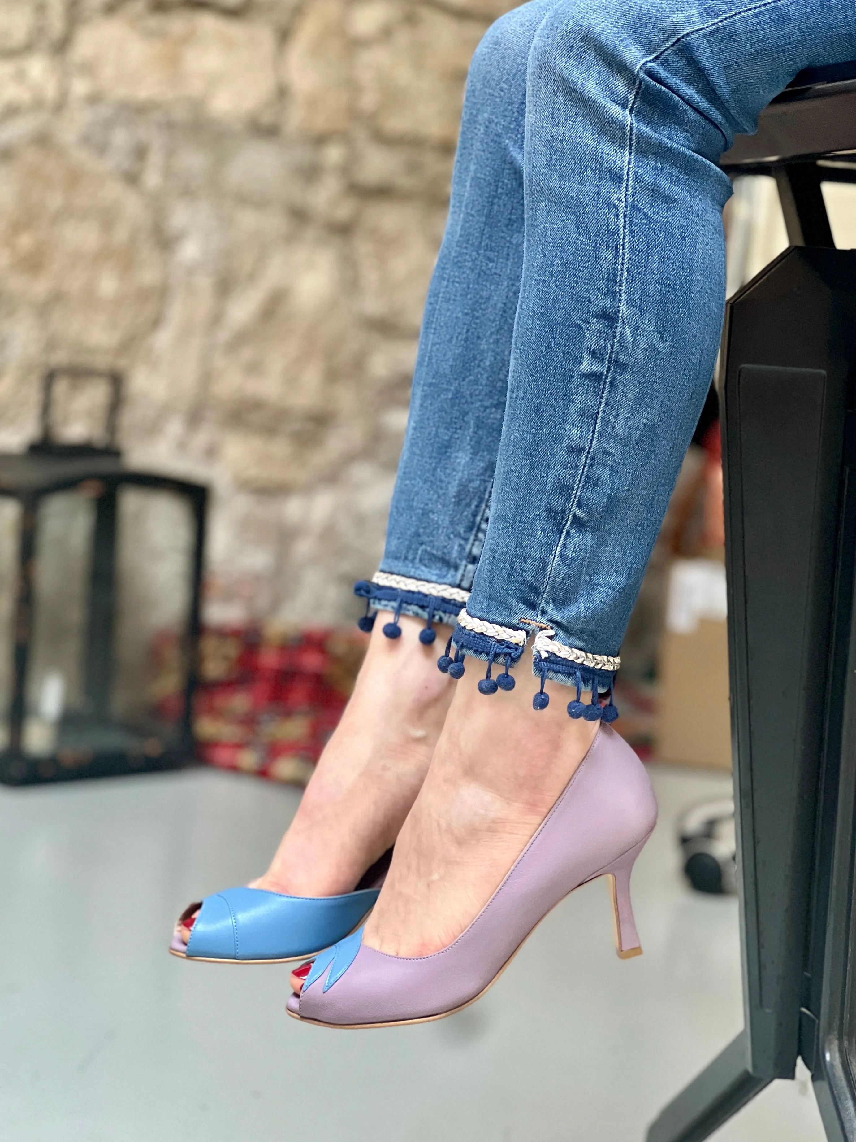 Elsa Malva decollete open toe aperta a lato con tacco 7 cm in nappa malva e azzurra artigianale