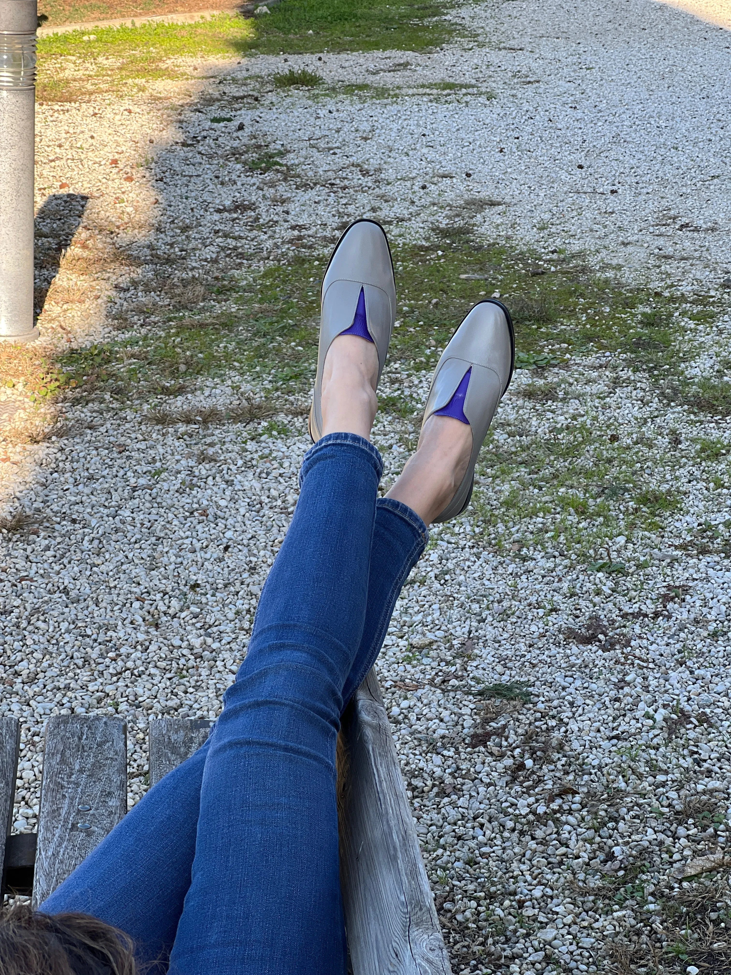 Hippo Grey slip on in pelle grigia e viola artigianale toscana