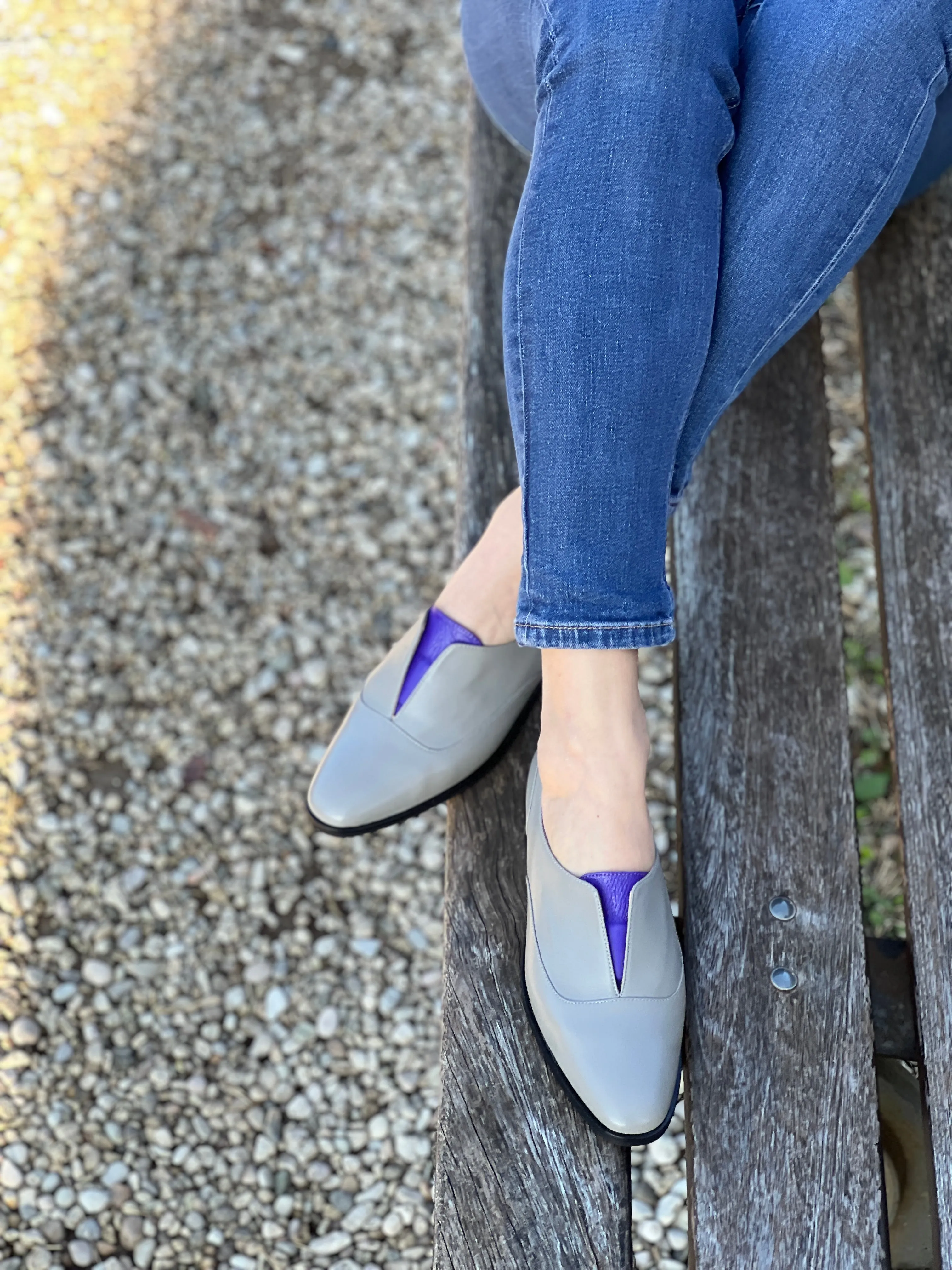 Hippo Grey slip on in pelle grigia e viola artigianale toscana